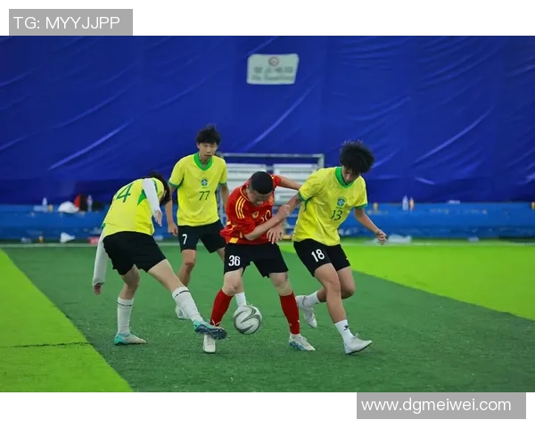 陪父母一起欣赏足球明星的精彩瞬间与温馨回忆